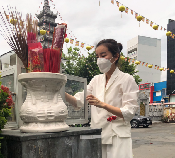 Cao Thái Hà tại đám tang Phạm Đức Long (Ảnh CTV) Cao Thái Hà tại đám tang Phạm Đức Long (Ảnh CTV)