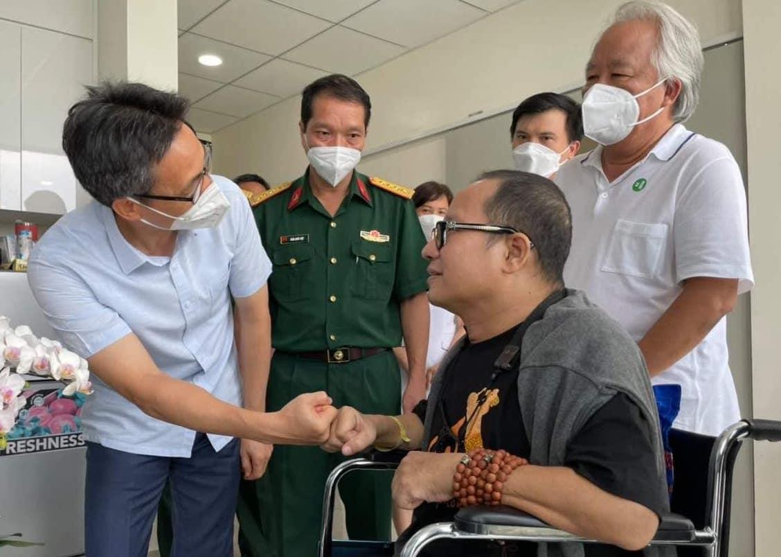 Phó Thủ tướng Vũ Đức Đam hỏi thăm sức khoẻ nghệ sỹ Trần Mạnh Tuấn (Ảnh: FBNV)