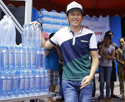 Hoài Linh trong một lần đi làm từ thiện Hoài Linh trong một lần đi làm từ thiện