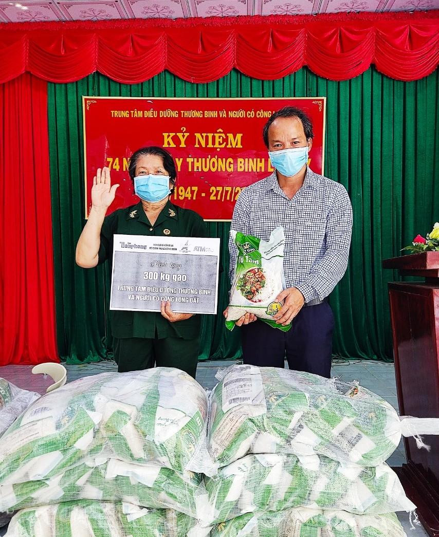 Tặng quà cho Trung tâm Điều dưỡng Thương binh và Người có công Long Đất ảnh 1