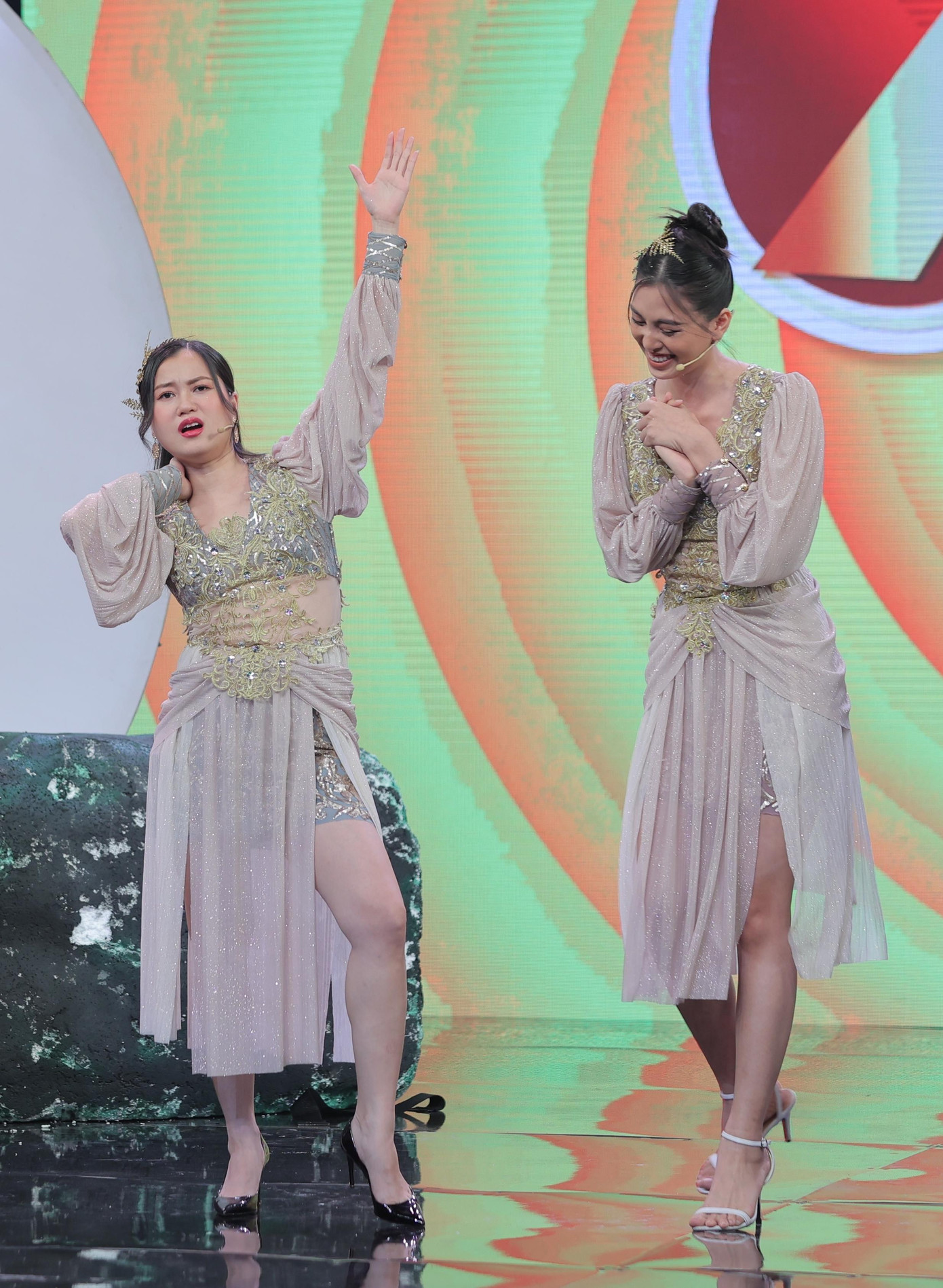 Tiểu Vy hướng dẫn Lâm Vỹ Dạ tạo dáng Tiểu Vy hướng dẫn Lâm Vỹ Dạ tạo dáng