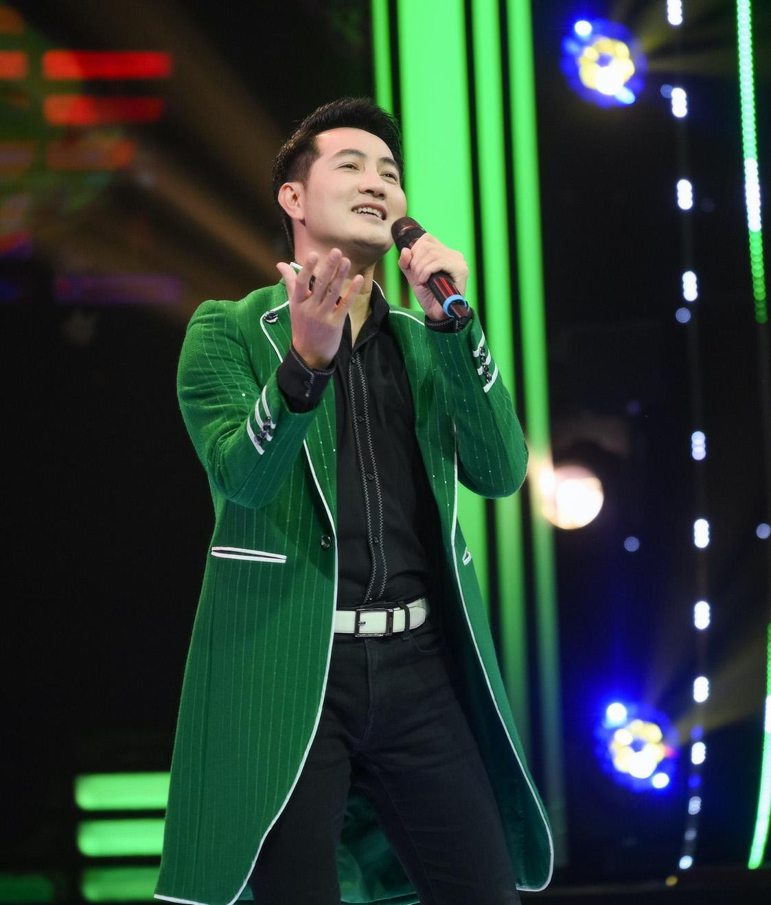 Nguyễn Phi Hùng trên sân khấu của chương trình