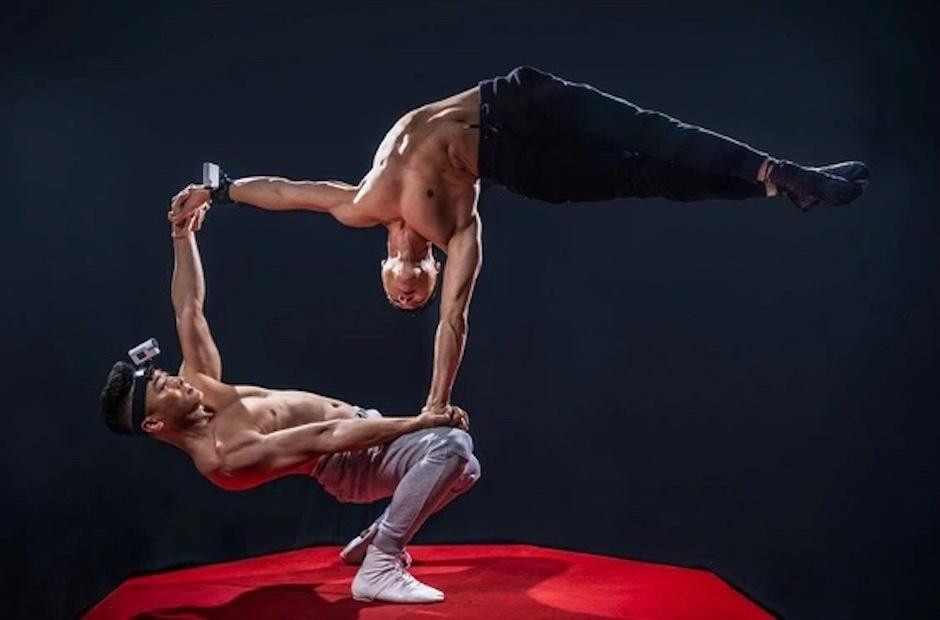 Tiết mục "Sức mạnh đôi tay" của anh em "Hoàng tử xiếc Việt" Tiết mục "Sức mạnh đôi tay" của anh em "Hoàng tử xiếc Việt"