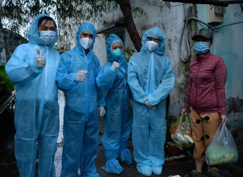 Thái Thuỳ Linh tặng quà cho một người khó khăn (ảnh Nguyễn Á)