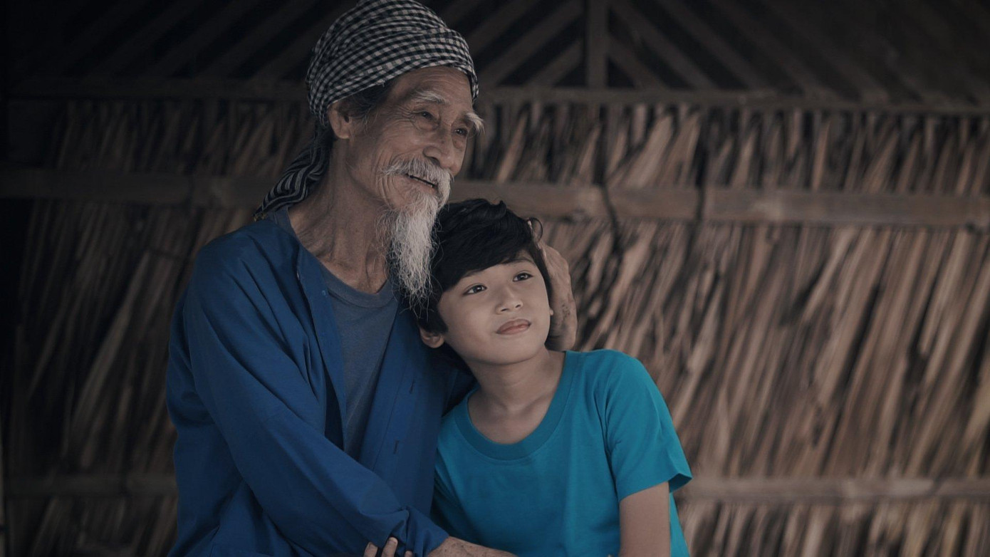 Mạnh Dung và diễn viên nhí Phạm Thanh Tú trong phim "Mậu" Mạnh Dung và diễn viên nhí Phạm Thanh Tú trong phim "Mậu"