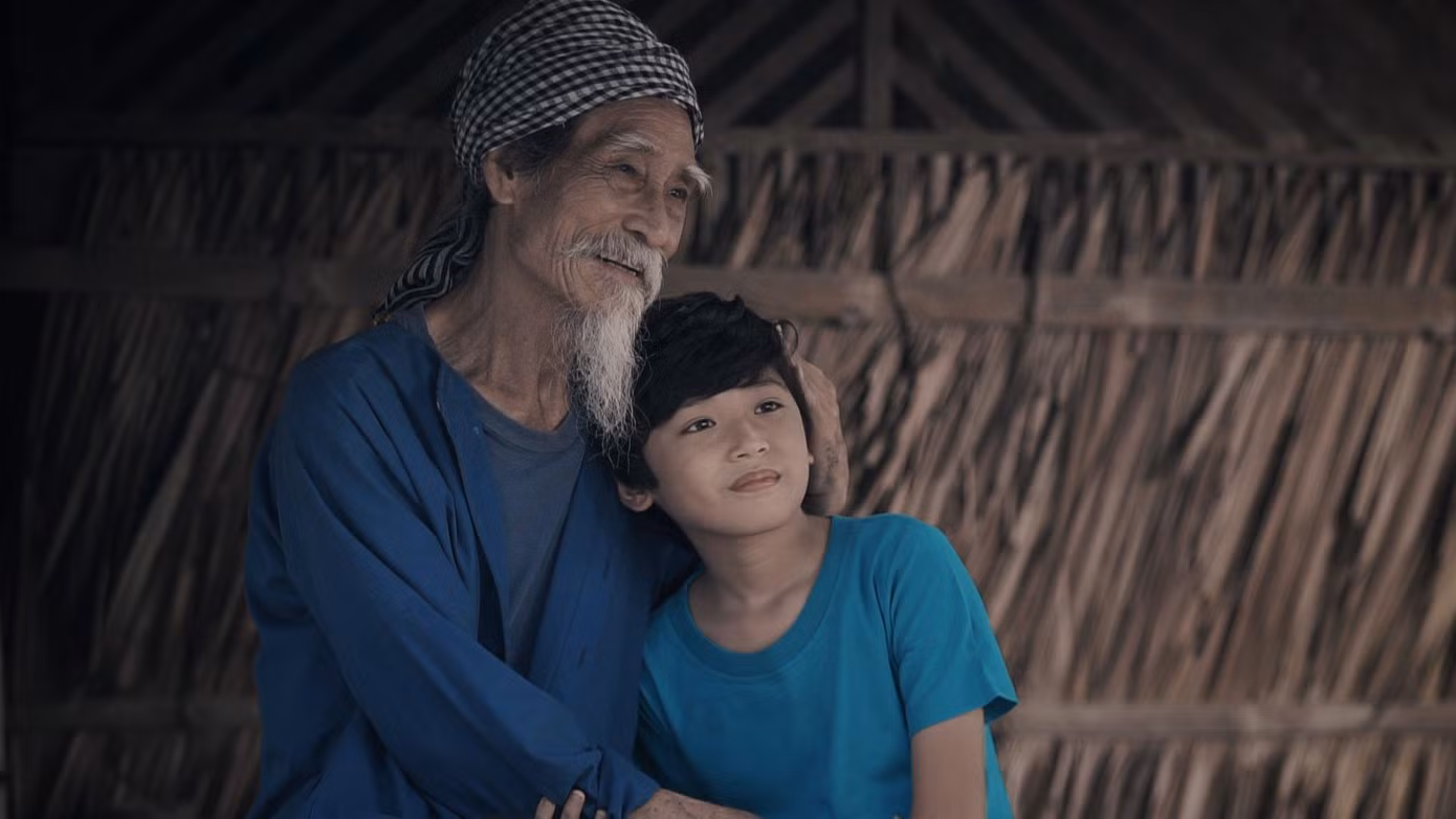 Mạnh Dung và diễn viên nhí Phạm Thanh Tú trong phim "Mậu" Mạnh Dung và diễn viên nhí Phạm Thanh Tú trong phim "Mậu"
