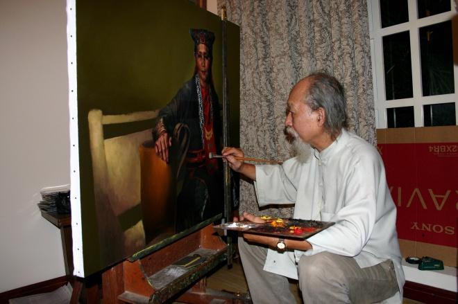 Hoạ sỹ Đỗ Quang Em bên xưởng vẽ