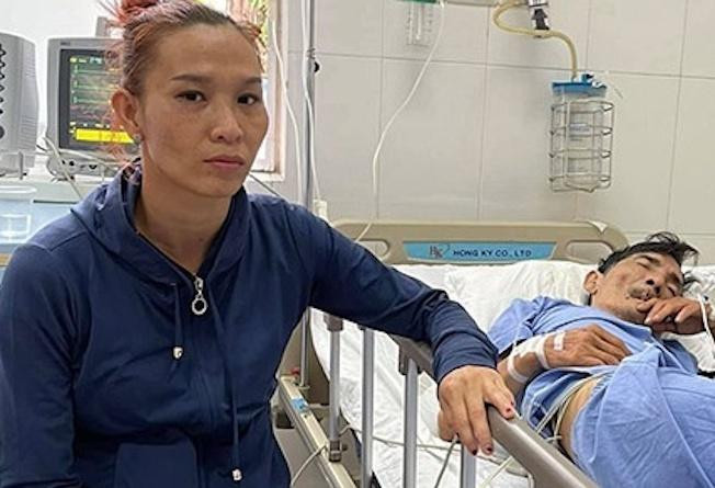 Vợ Thương Tín bên giường bệnh khi anh bị đột quỵ