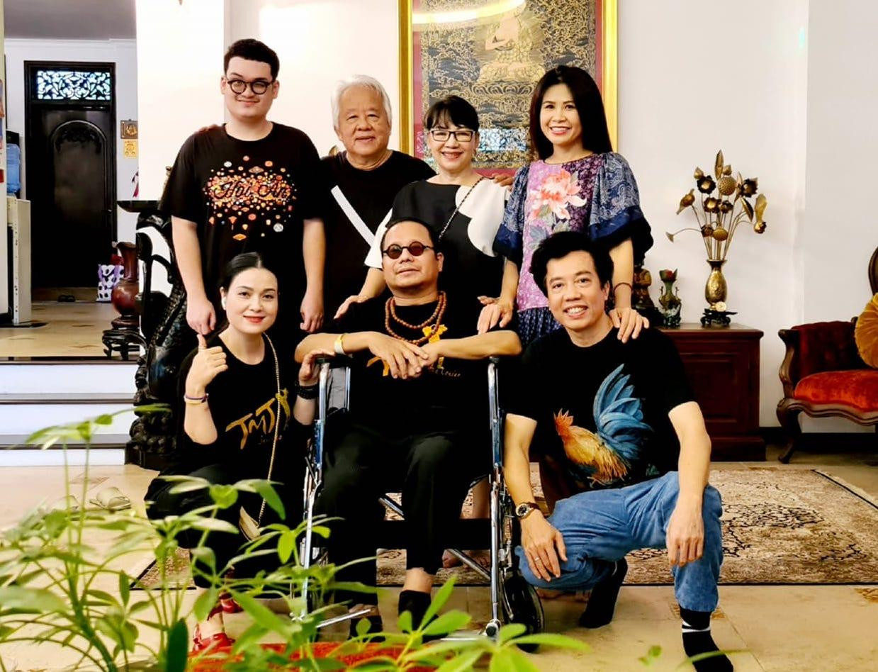 Trần Mạnh Tuấn chụp hình tại nhà cùng với vợ, gia đình ông Nguyễn Trung Trực và học trò