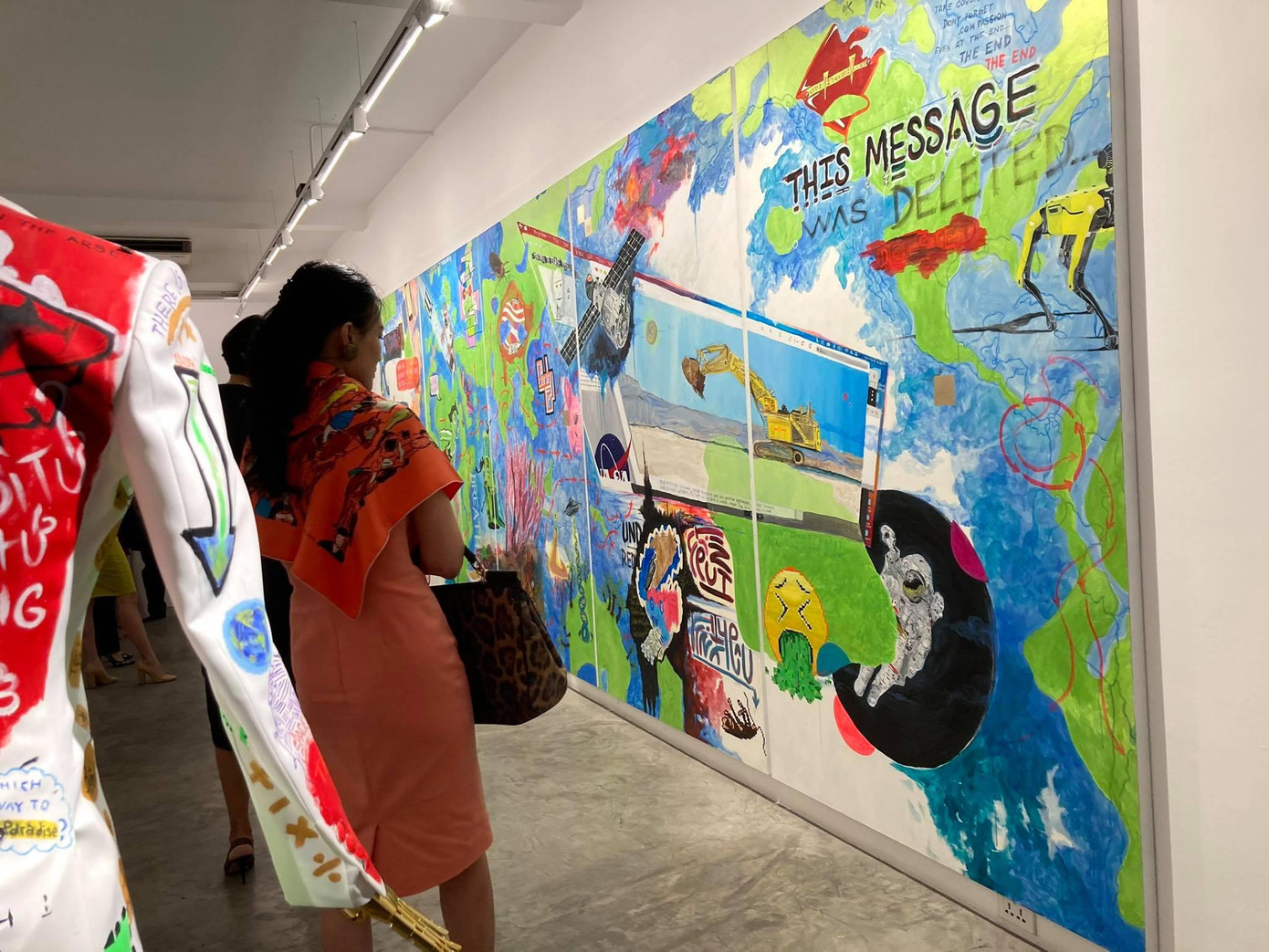 Khách xem triển lãm của Wow