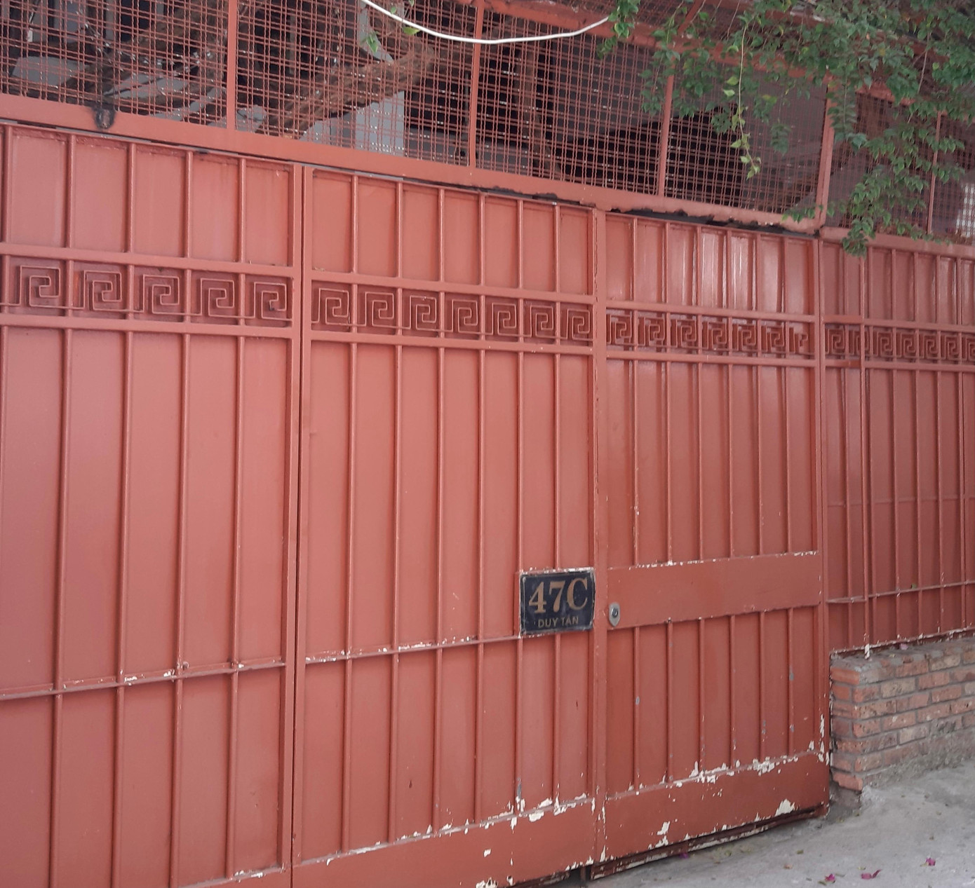Cổng ngôi nhà vẫn là số 47C Duy Tân