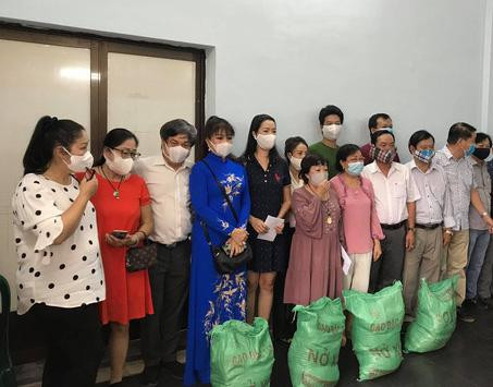 Đai diện các sân khấu nhận quà hỗ trợ