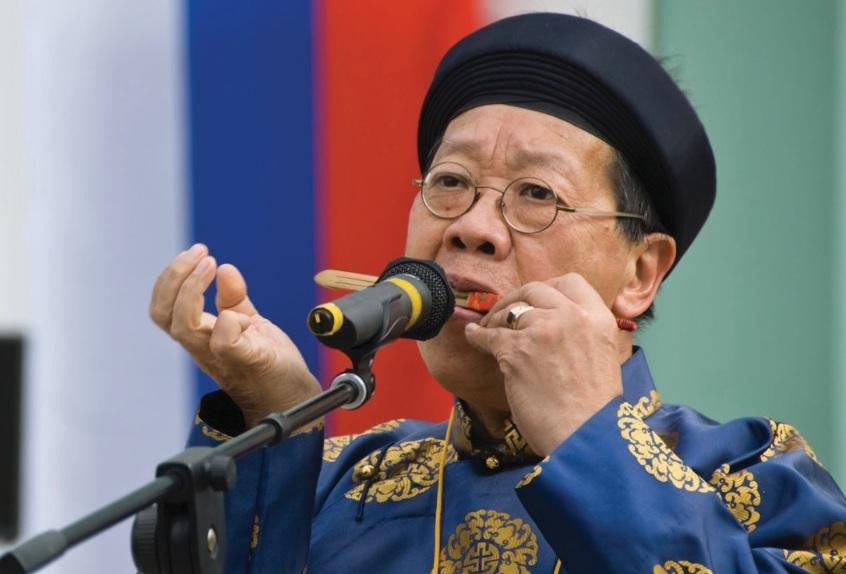 GS-TS Trần Quang Hải biểu diễn đàn môi