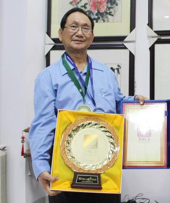 Hoạ sỹ Trương Hán Minh trong lần nhận danh hiệu Kỷ lục gia Châu Á Hoạ sỹ Trương Hán Minh trong lần nhận danh hiệu Kỷ lục gia Châu Á