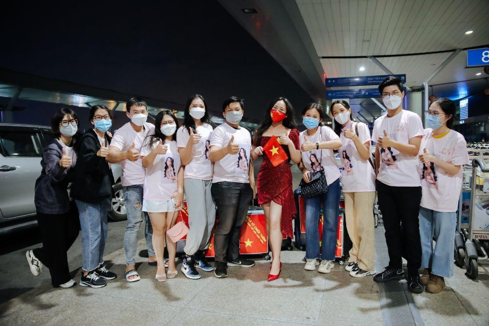 Vũ Huyền Diệu chụp chung với mọi người tại sân bay
