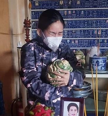 Bình Tinh đau đớn ôm tro cốt của người dì ruột (Nghệ sỹ Kim Phượng), không ngờ 1 tháng sau, nữ nghệ sỹ lại phải ôm tro cốt của mẹ. Bình Tinh đau đớn ôm tro cốt của người dì ruột (Nghệ sỹ Kim Phượng), không ngờ 1 tháng sau, nữ nghệ sỹ lại phải ôm tro cốt của mẹ.