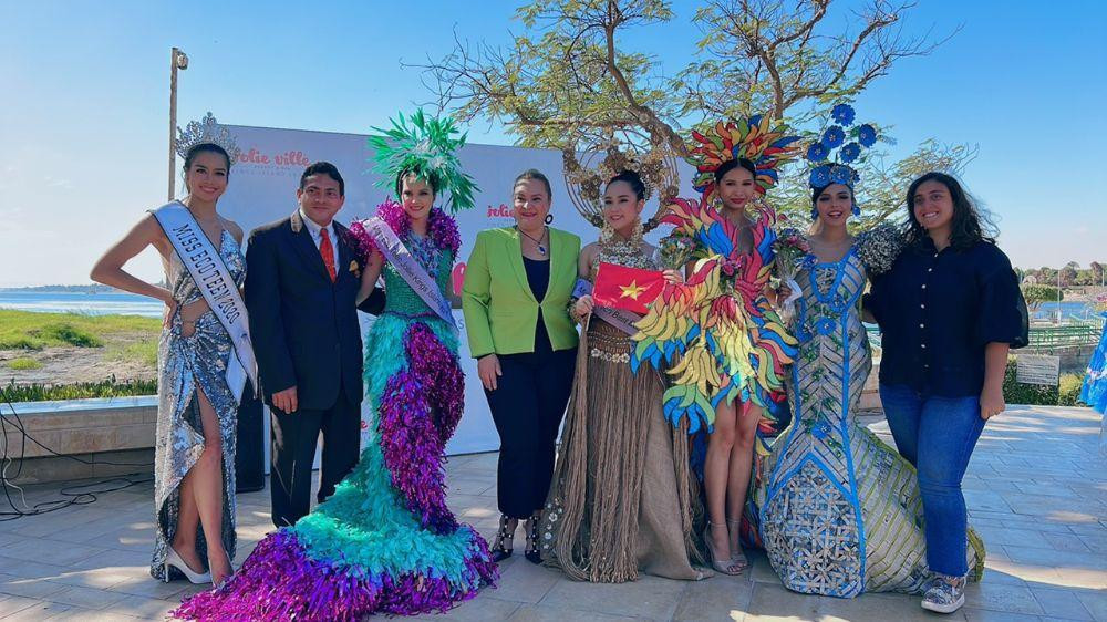 Và chụp hình chung cùng BTC Và chụp hình chung cùng BTC