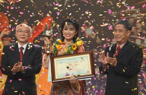 Diệu Hiền giành Chuông Vàng vọng cổ Diệu Hiền giành Chuông Vàng vọng cổ