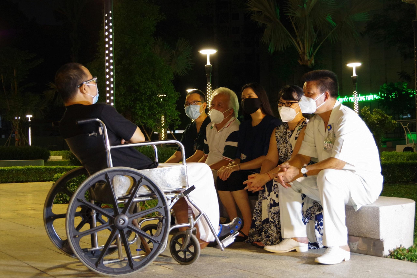 BTC chương trình "Nối vòng tay lớn" đang trò chuyện với nghệ sỹ Trần Mạnh Tuấn BTC chương trình "Nối vòng tay lớn" đang trò chuyện với nghệ sỹ Trần Mạnh Tuấn