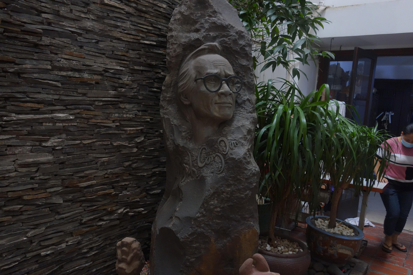 Bức phù điêu nhạc sỹ Trịnh Công Sơn