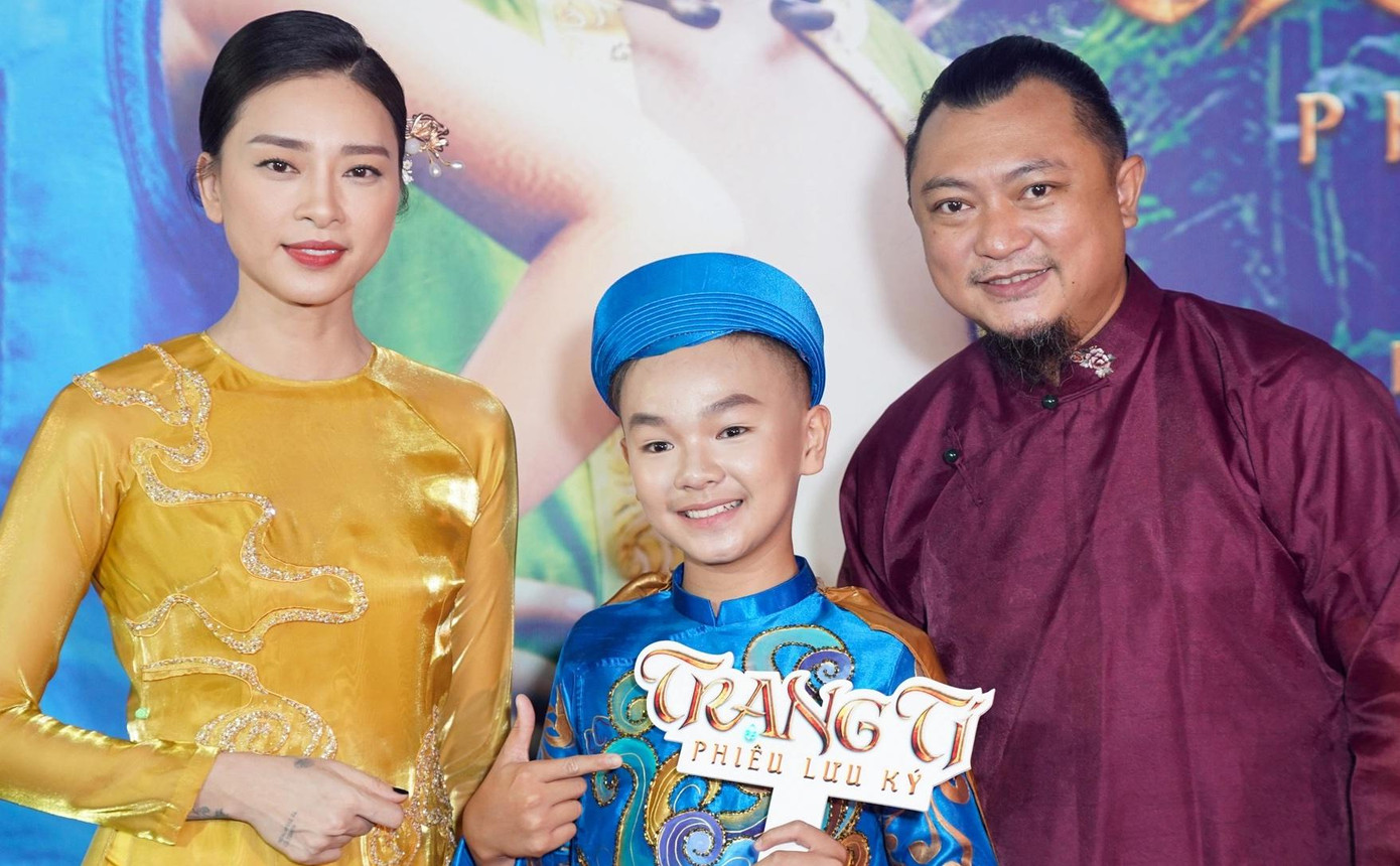 Ngô Thanh Vân và Phan Gia Nhật Linh chụp hình chung với diễn viên nhí Hữu Khang (Vai Trạng Tý)