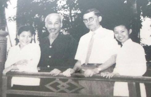 NSƯT Lê Thiện (bên trái) cùng các nghệ sỹ chụp ảnh chung với Bác Hồ năm 1956 NSƯT Lê Thiện (bên trái) cùng các nghệ sỹ chụp ảnh chung với Bác Hồ năm 1956