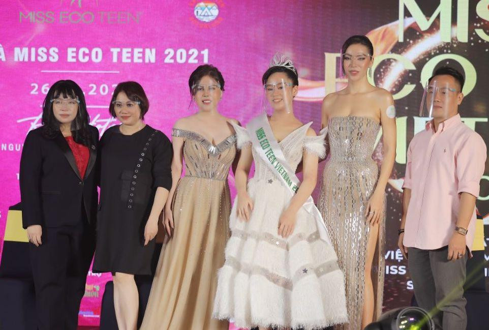 Ê kíp đồng hành với Vũ Huyền Diệu trong cuộc thi Miss Eco Teen International