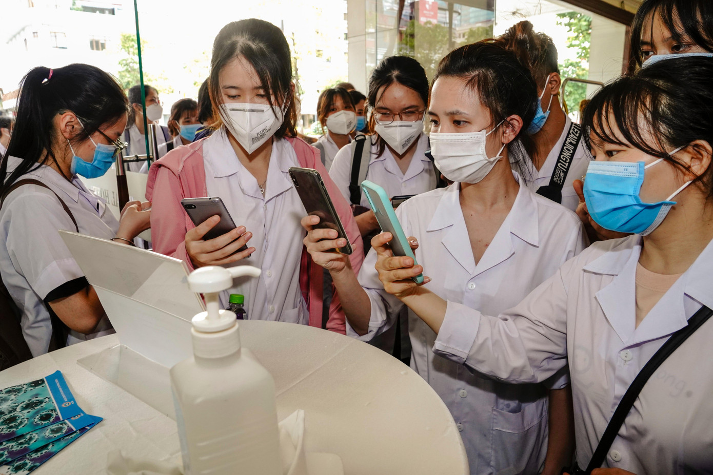 Sinh viên đang khai báo y tế tại Ks