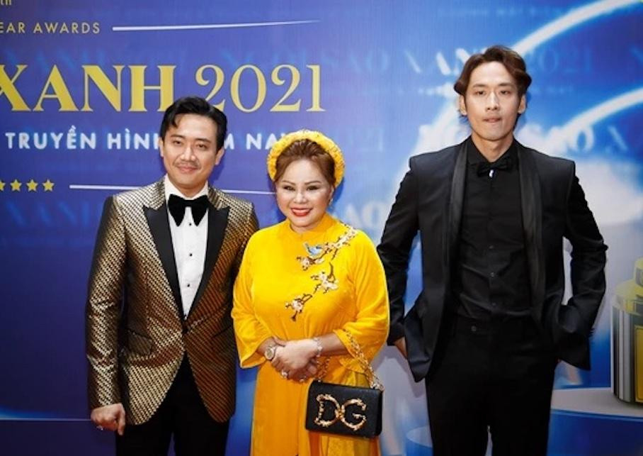 Trấn Thành- Lê Giang và Tuấn Trần trên thảm đỏ giải Ngôi sao Xanh Trấn Thành- Lê Giang và Tuấn Trần trên thảm đỏ giải Ngôi sao Xanh