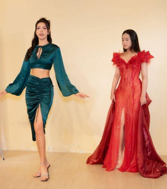 Minh Tú đang hướng dẫn cho Miss Eco Teen Việt Nam Vũ Huyền Diệu