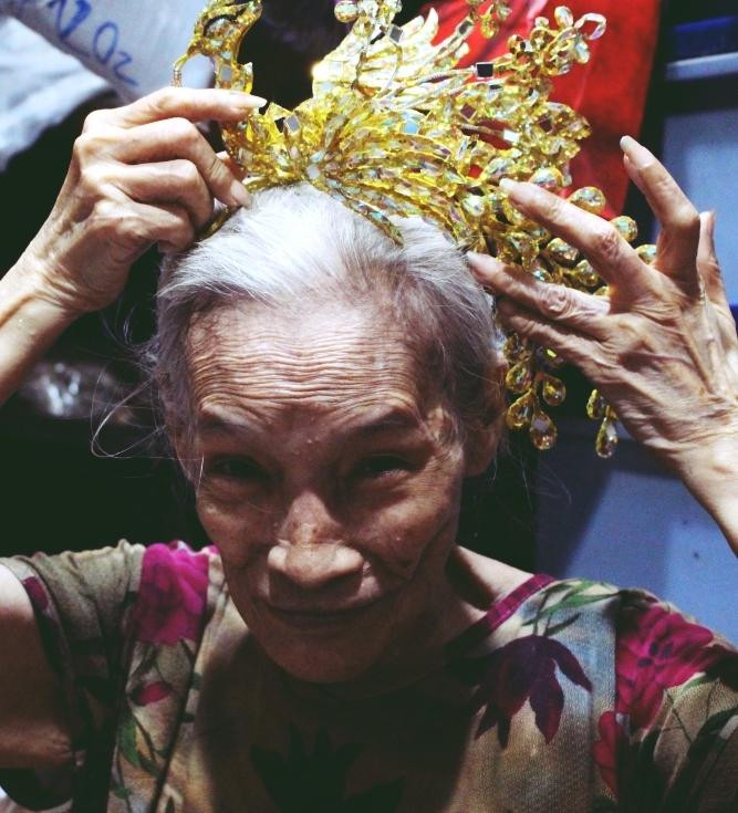 Bobo Hoàng làm nghề sản xuât đạo cụ sân khấu