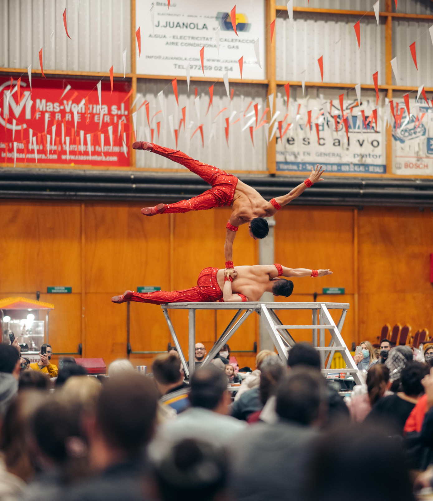 Và trình diễn giao lưu tại nhà thi đấu Besalu Và trình diễn giao lưu tại nhà thi đấu Besalu