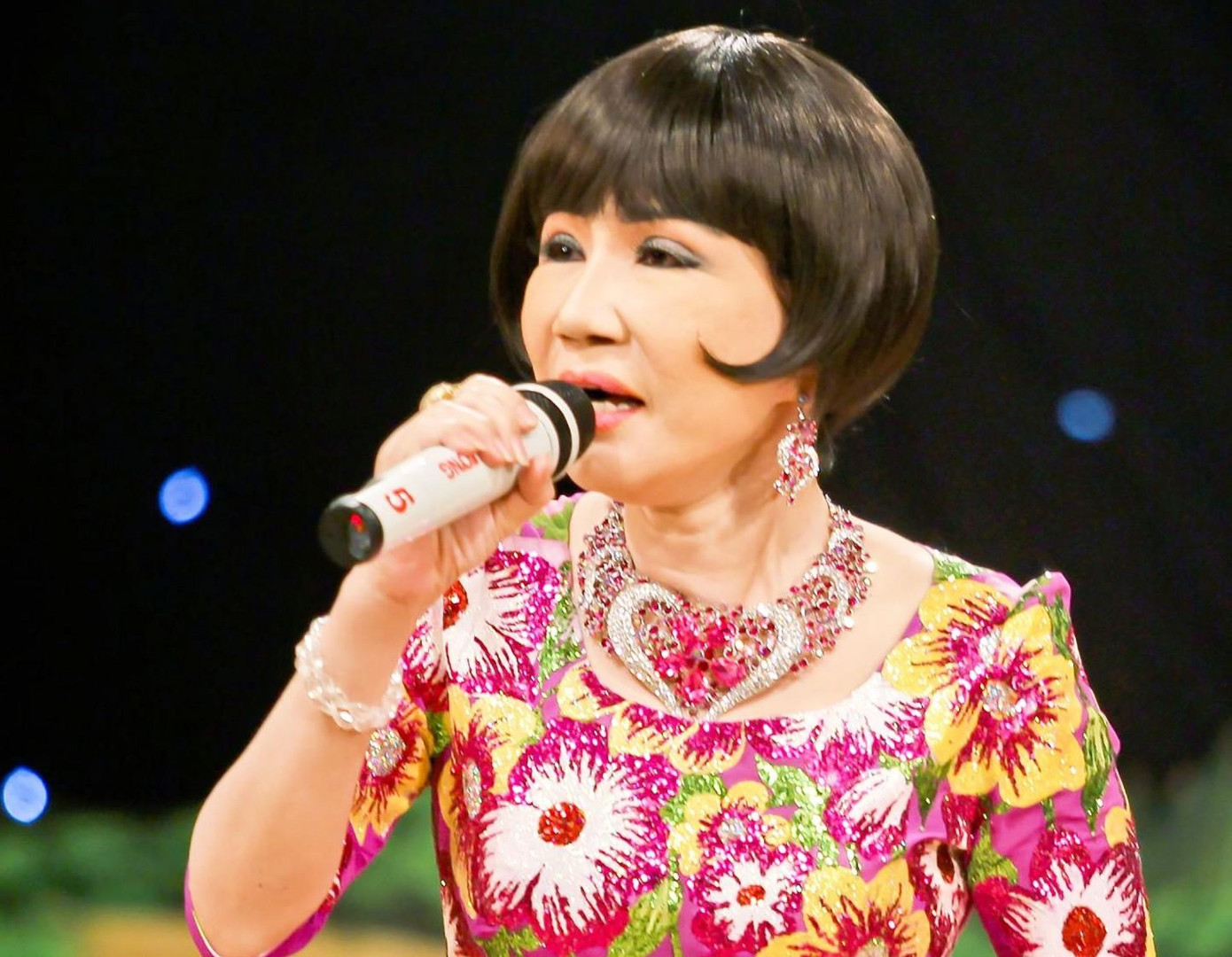 Dù đã cao tuổi, NSƯT Thanh Kim Huệ vẫn thường xuyên đi hát