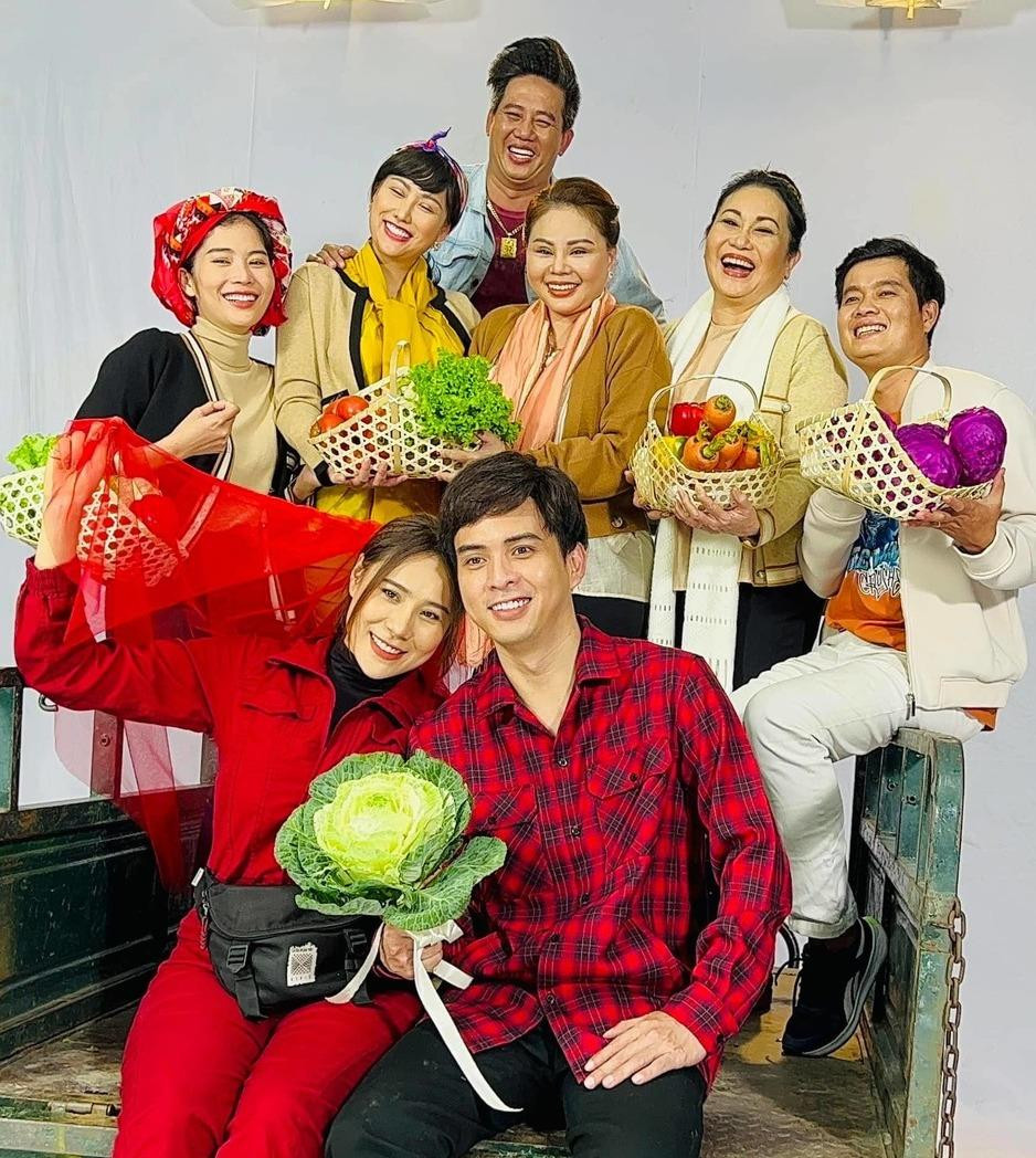 Phi Thanh Vân chụp hình chung với các diễn viên trong đoàn phim "Tết nay em có chồng" trước khi bị F0 (Ảnh NVCC) Phi Thanh Vân chụp hình chung với các diễn viên trong đoàn phim "Tết nay em có chồng" trước khi bị F0 (Ảnh NVCC)
