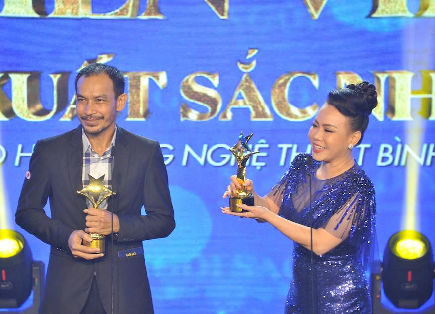 Thạch Kim Long và Việt Hương nhận giải Nam/ Nữ diễn viên xuất sắc nhất ở hạng mục truyền hình Thạch Kim Long và Việt Hương nhận giải Nam/ Nữ diễn viên xuất sắc nhất ở hạng mục truyền hình