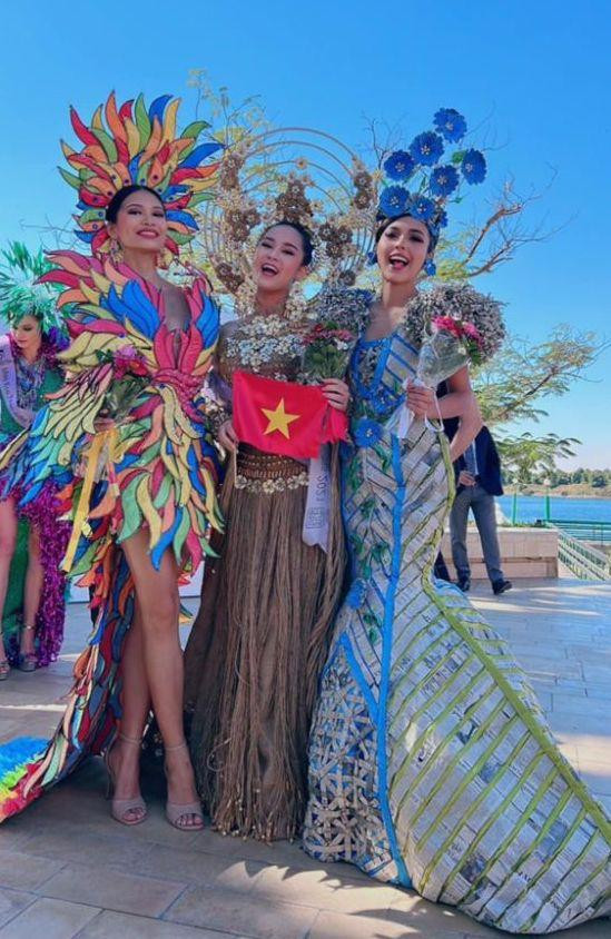 Vũ Huyền Diệu chụp hình chung với các bạn cùng thi Vũ Huyền Diệu chụp hình chung với các bạn cùng thi