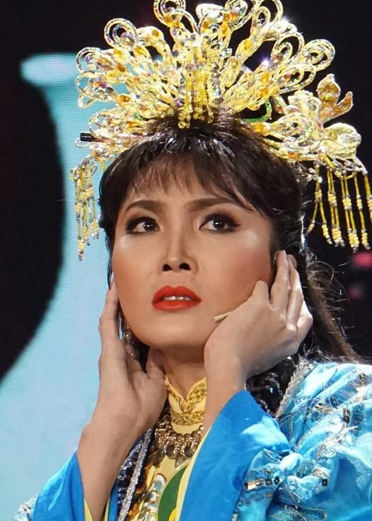 Thí sinh Ngọc Huyền trên sân khấu trong đêm Chung kết xếp hạng Thí sinh Ngọc Huyền trên sân khấu trong đêm Chung kết xếp hạng