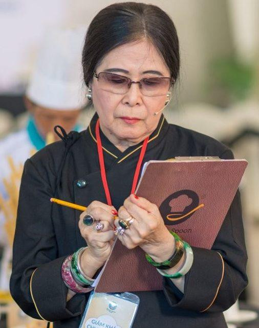Bà Triệu Thị Chơi với vai trò Giám khảo tại một cuộc thi nấu ăn Bà Triệu Thị Chơi với vai trò Giám khảo tại một cuộc thi nấu ăn