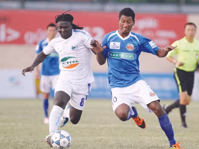 Việc chuyển giao và tham dự V.League mùa tới của N.Sài Gòn (phải) cần sự thẩm tra của VPF theo đúng luật và quy chế bóng đá chuyên nghiệp. Ảnh: VSI