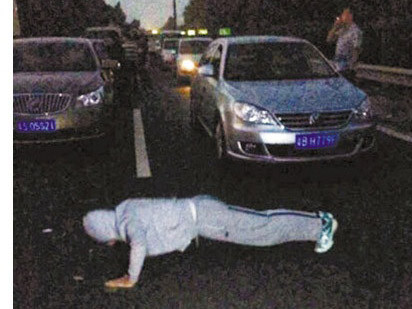 Chống đẩy giữa dòng xe xếp hàng chờ đường thông