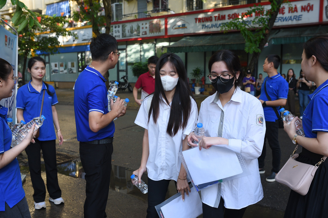 CẬP NHẬT: Kết thúc thi văn, thí sinh tự tin đạt điểm cao ảnh 41