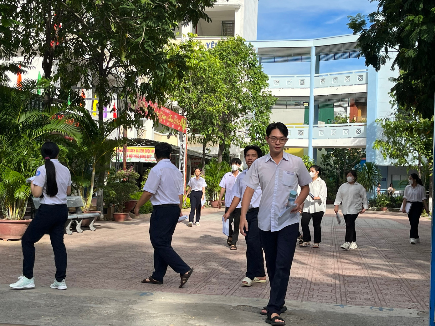 CẬP NHẬT: Sỹ tử làm xong môn Toán, tự tin đạt 8 điểm ảnh 45 CẬP NHẬT: Sỹ tử làm xong môn Toán, tự tin đạt 8 điểm ảnh 45