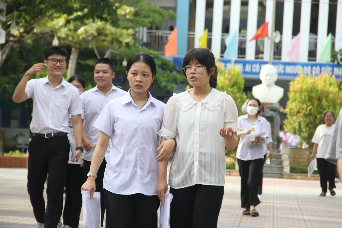 CẬP NHẬT: Sỹ tử làm xong môn Toán, tự tin đạt 8 điểm ảnh 51 CẬP NHẬT: Sỹ tử làm xong môn Toán, tự tin đạt 8 điểm ảnh 51