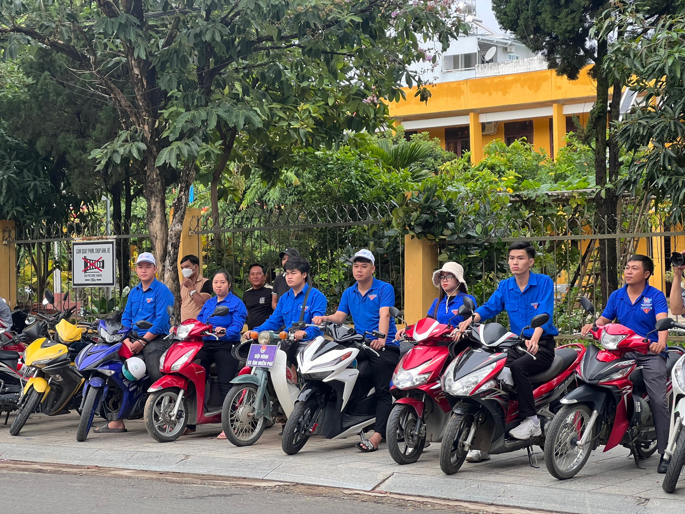 CẬP NHẬT: Kết thúc thi văn, thí sinh tự tin đạt điểm cao ảnh 35