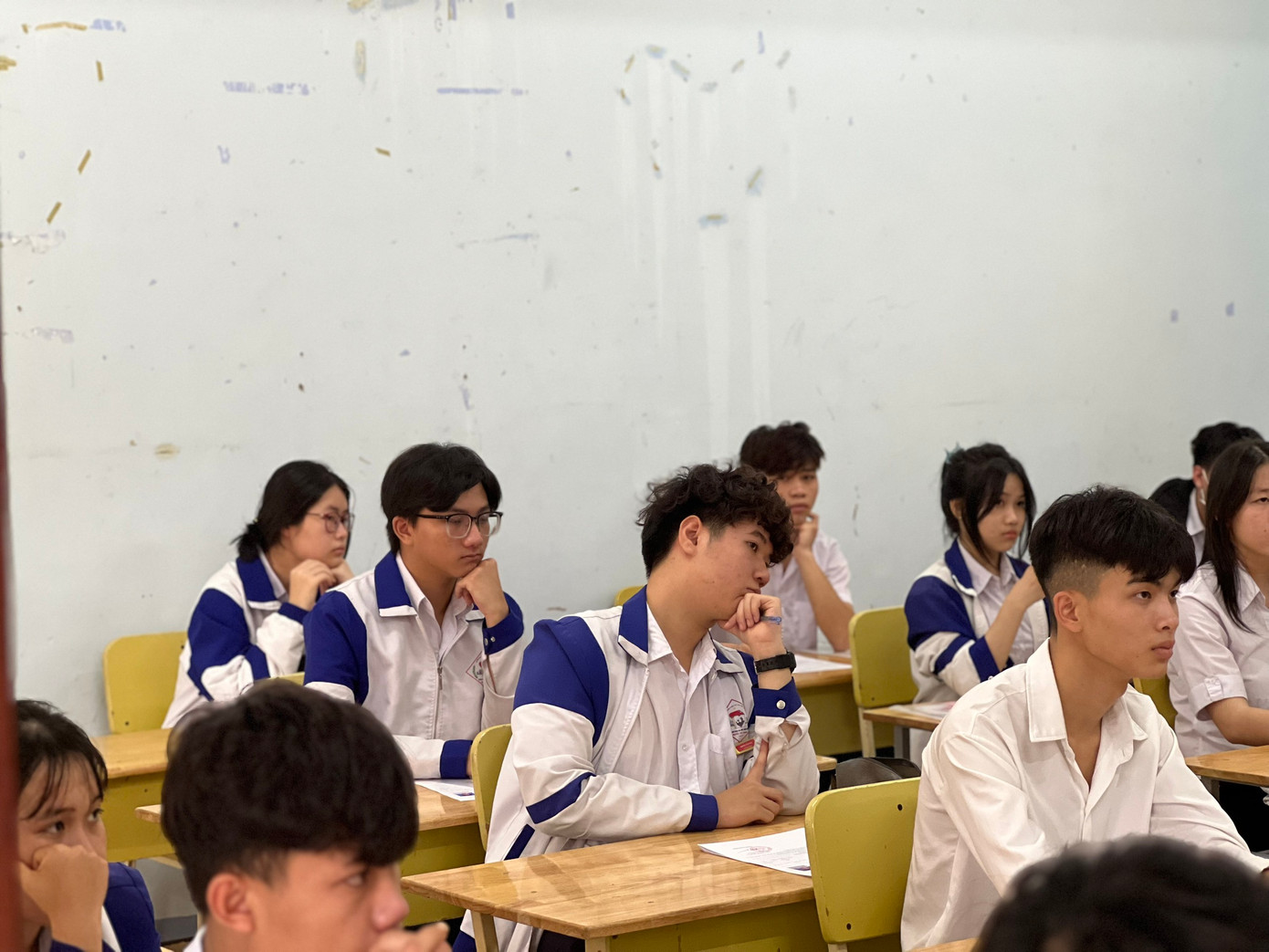 CẬP NHẬT: Sỹ tử làm xong môn Toán, tự tin đạt 8 điểm ảnh 70 CẬP NHẬT: Sỹ tử làm xong môn Toán, tự tin đạt 8 điểm ảnh 70