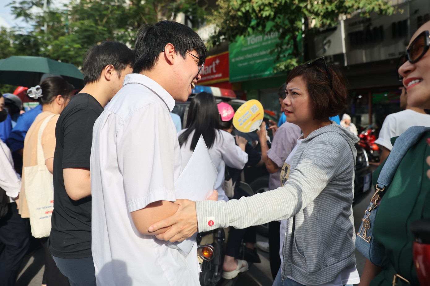 Phụ huynh hỏi han con sau buổi thi. Ảnh: Trọng Tài Phụ huynh hỏi han con sau buổi thi. Ảnh: Trọng Tài