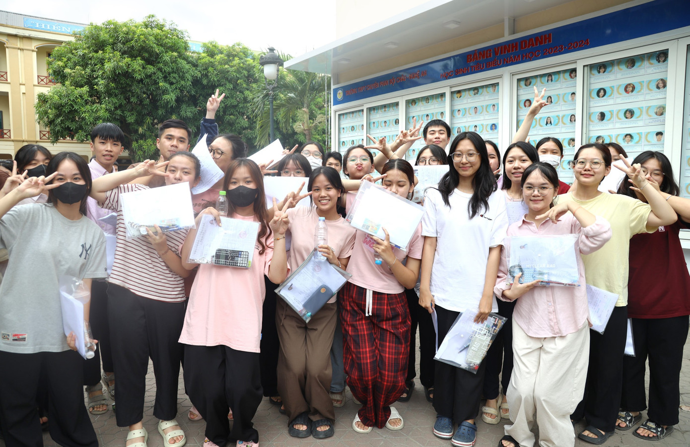 CẬP NHẬT: Sỹ tử làm xong môn Toán, tự tin đạt 8 điểm ảnh 57 CẬP NHẬT: Sỹ tử làm xong môn Toán, tự tin đạt 8 điểm ảnh 57