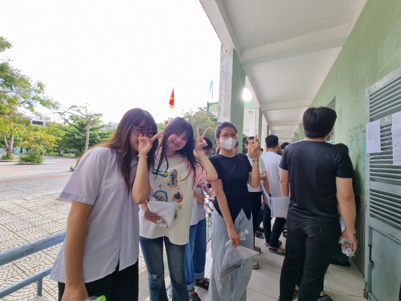 CẬP NHẬT: Kết thúc thi văn, thí sinh tự tin đạt điểm cao ảnh 61