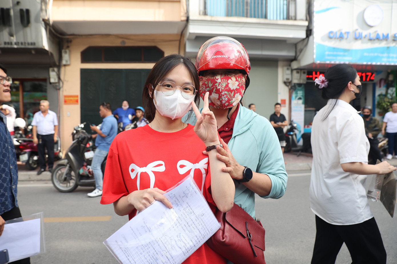 CẬP NHẬT: Sỹ tử làm xong môn Toán, tự tin đạt 8 điểm ảnh 66 CẬP NHẬT: Sỹ tử làm xong môn Toán, tự tin đạt 8 điểm ảnh 66