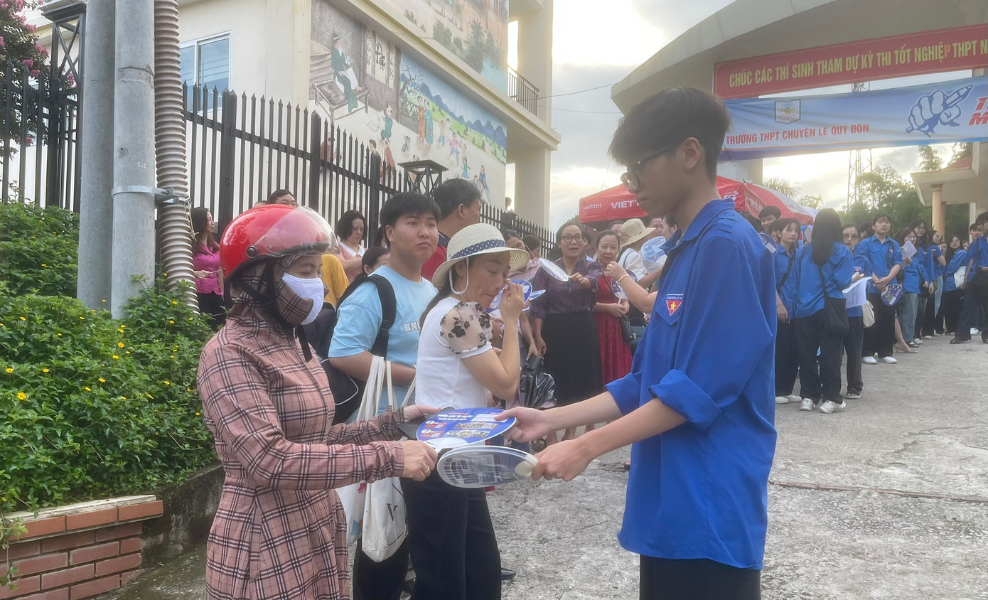 CẬP NHẬT: Kết thúc thi văn, thí sinh tự tin đạt điểm cao ảnh 77